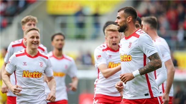 Jahn Regensburg nur mit einem Punkt gegen Braunschweig Der Regensburger Robin Ziegele (r) jubelt mit seinen Kollegen über seinen Treffer zum 1:0.