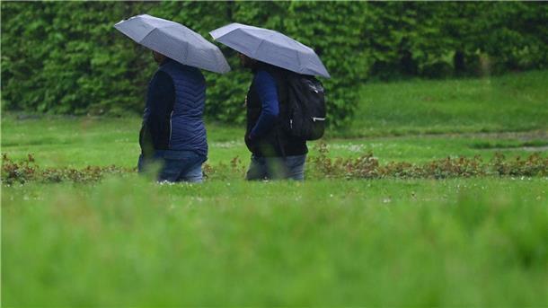 Erstmals seit 15 Jahren: April war zu nass Der Regenschirm war diesen Monat ein ständiger Begleiter.