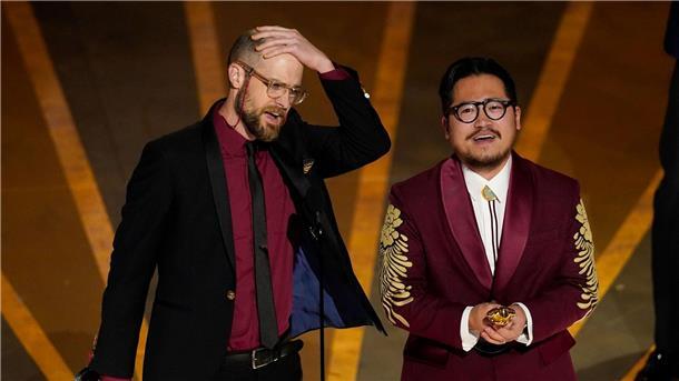 Der Regie-Oscar geht an Daniel Scheinert (l) und Daniel Kwan („Everything Everywhere All at Once“).