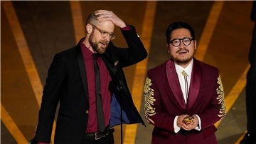 Der Regie-Oscar geht an Daniel Scheinert (l) und Daniel Kwan („Everything Everywhere All at Once“).