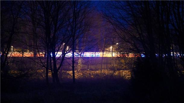 Der Regionalzug steht an einem Bahnsteig im Bahnhof Brokstedt.