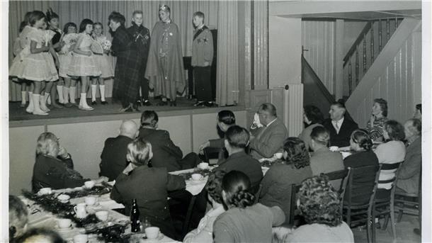 Advent und Weihnachten sind ohne Feiern nur halb so schön Der Reichsbund hielt seine Adventsfeier 1960 im Norddeutschen Hof ab. Der Nachwuchs hatte einen großen Auftritt.