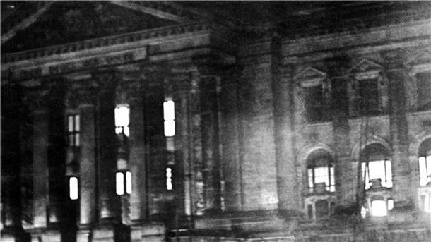 Feuer im Reichstag: Ein Brandbeschleuniger für die NS-Diktatur Der Reichstag in Flammen. Ob die Nazis daran mitgewirkt haben oder nicht, in die Hände gespielt hat er ihnen in jedem Fall, sagen Historiker.