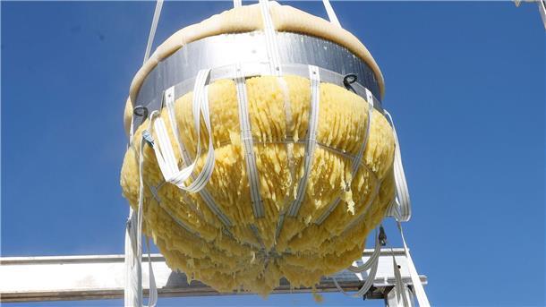 Wombacher kochen 465 Kilogramm schweren Rekord-Kloß Der Rekordkloß wird nach 21-stündiger Zubereitung aus dem Riesen-Kochtopf gehoben.