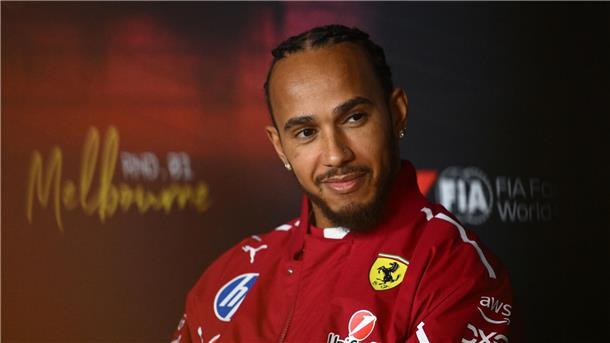 Der Rekordweltmeister im Ferrari-Outfit: Lewis Hamilton.