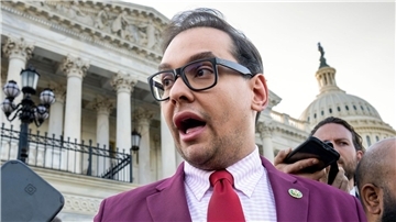 Der republikanische Abgeordnete George Santos spricht zu Reportern vor dem Kapitol.