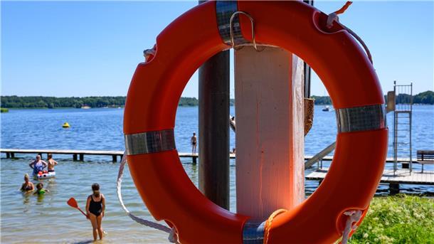 Schlau am Wasser: Teste dein Wissen! Der Rettungsring wird am besten nicht gebraucht.
