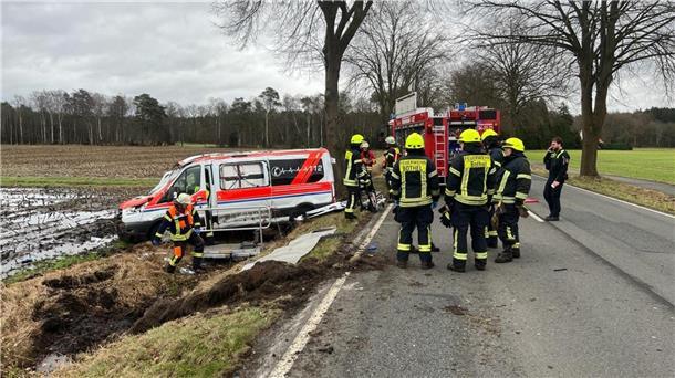 Der Rettungswagen überschlug sich mehrfach, die drei Insassen wurden verletzt.