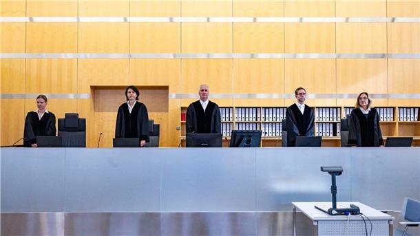IS-Anhänger gesteht Taten: „Wollte möglichst viele töten“ Der Richtertisch mit Jan van Lessen (M), dem Vorsitzenden Richter am Oberlandesgericht.