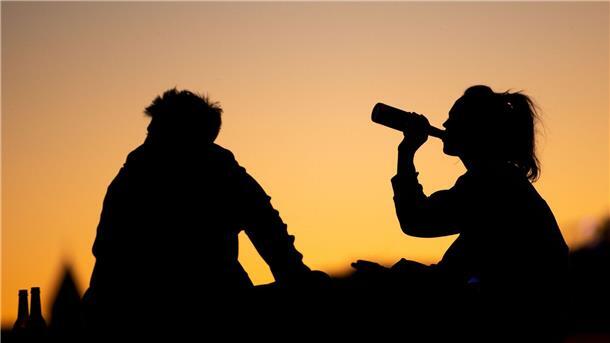 Mithalten beim Alkohol: Mehr Frauen mit riskantem Konsum Der riskante Alkoholkonsum bei Frauen zwischen 18 und 25 Jahren nimmt seit 2015 zu.