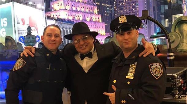 Dieser DJ aus Bremerhaven rockte Silvester auf dem Times Square Der „Ritterschlag“: DJ Vlader (Mitte mit zwei New Yorker Polizisten) rockte die Silvesterparty 2019 auf dem Times Square.