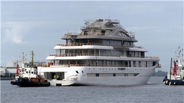 Neues Megayachtprojekt „Devy“ verlässt Bauhalle der Lürssen-Werft Der Rohbau der Megayacht „Devy“ wurde bei Lürssen in Bremen-Nord ausgedockt und an der Ausrüstungspier vertäut. Das rund 146 Meter lange Schiff soll 2027 abgeliefert werden.