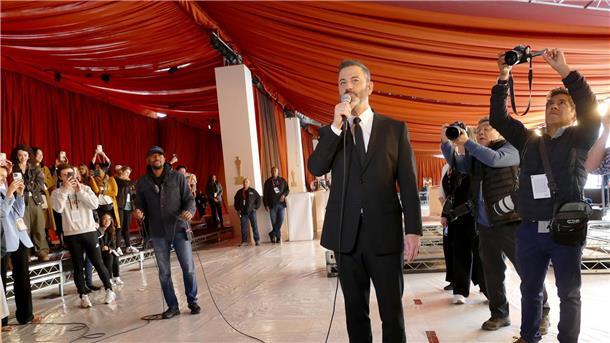 Der „Roll Out“ des roten Teppichs, der in diesem Jahr allerdings champagnerfarben ist, ist immer ein großes Spektakel. Mit dabei: Oscar-Moderator Jimmy Kimmel.