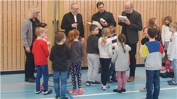 Der Rotary Club Bremervörde-Zeven hat Sittenser Grundschülern Bücher geschenkt.