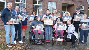 Der Rotary Club Bremervörde Zeven und Sponsoren übergaben 113 Adventskalender mit Gewinnchance an die Helga Leinung Schule der Lebenshilfe für Menschen mit Behinderungen in Selsingen.