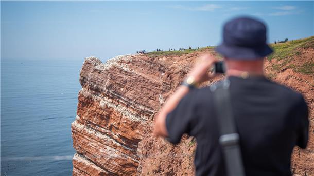 Der rote Felsen. Der Klippenrundweg ist ein Höhepunkt des Inselbesuchs.