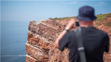 Der rote Felsen. Der Klippenrundweg ist ein Höhepunkt des Inselbesuchs.
