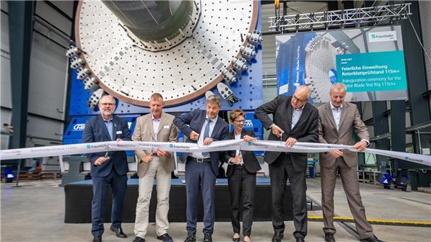 Minister Habeck weiht Rotorblätter-Prüfstand in Bremerhaven ein Der Rotorblatt-Prüfstand bei Fraunhofer IWES wird mit Besuch von Minister Robert Habeck eingeweiht.