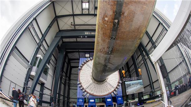 Minister Habeck weiht Rotorblätter-Prüfstand in Bremerhaven ein Der Rotorblatt-Prüfstand bei Fraunhofer IWES wird mit Besuch von Minister Robert Habeck eingeweiht.