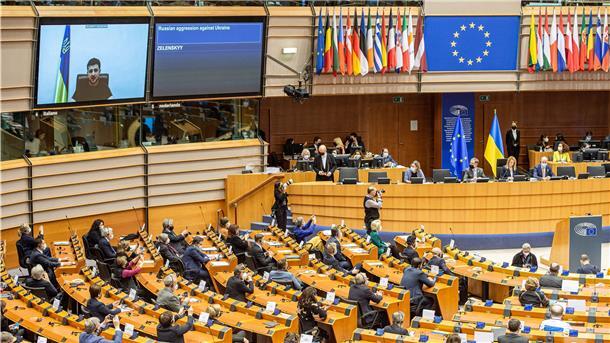 Joachim Schuster: „Die Lieferung von Waffen an die Ukraine wäre ein Fehler“ Der russische Angriffskrieg in der Ukraine ist natürlich Dauerthema im Europäischen Parlament. Wolodymyr Selenskyj, Präsident der Ukraine, ist während einer Plenarsitzung über die Invasion zugeschaltet. Er fordert unter anderem die schnelle Aufnahme in die Union.