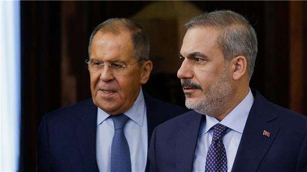Der russische Außenminister Sergej Lawrow (l) und sein türkischer Amtskollege Hakan Fidan in Moskau.