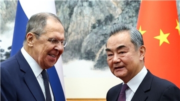 Der russische Außenminister Sergej Lawrow (l.) und sein chinesischer Amtskollege Wang Yi.