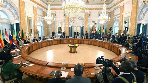 Krieg gegen die Ukraine: So ist die Lage Der russische Präsident Putin (l) konferiert in St. Petersburg mit der afrikanischen Delegation.