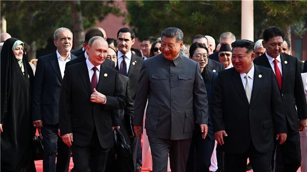 China protzt mit Waffenschau - Xi im Bund mit Putin und Kim Der russische Präsident Wladimir Putin, der chinesische Präsident Xi Jinping und der nordkoreanische Machthaber Kim Jong Un kommen zu einer Militärparade anlässlich des 80. Jahrestages der Kapitulation Japans im Zweiten Weltkrieg.