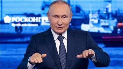 Der russische Präsident Wladimir Putin gestikuliert bei seiner Rede während einer Plenarsitzung auf dem Östlichen Wirtschaftsforum in Wladiwostok.