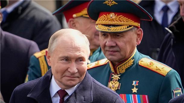 Der russische Präsident Wladimir Putin (l) und der russische Verteidigungsminister Sergej Schoigu (r) verlassen den Roten Platz nach der Militärparade zum Tag des Sieges.