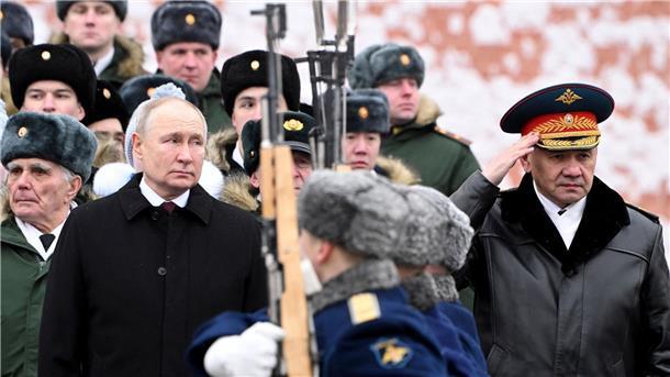 Der russische Präsident Wladimir Putin und Verteidigungsminister Sergej Schoigu nehmen an einer Kranzniederlegung am Grab des Unbekannten Soldaten in Moskau teil.