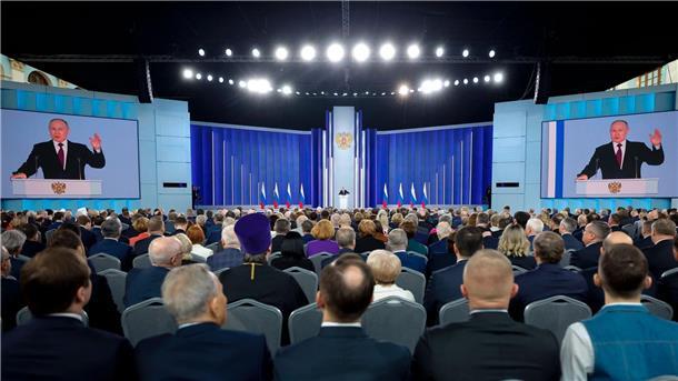 Nudeln auf Ohren bei Putin-Rede: Politiker drohen Probleme Der russische Präsident Wladimir Putin während seiner Rede zur Lage der Nation in Moskau.