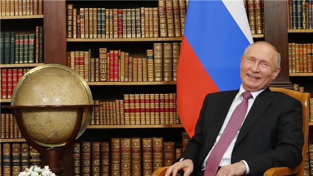 Der russische Präsident Wladimir Putin zeig sich amüsiert (Archivbild).