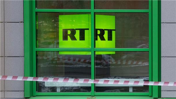 Ein gelber Leuchtwürfel mit der Aufschrift "RT" ist in einem Fenster zu sehen.
