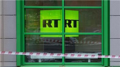 Ein gelber Leuchtwürfel mit der Aufschrift "RT" ist in einem Fenster zu sehen.