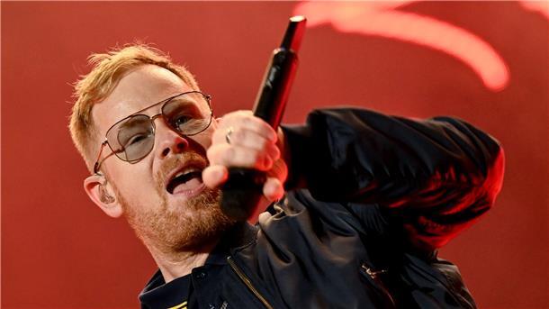 Der Sänger Peter Fox beim Lollapalooza Festival am Berliner Olympiastadion auf der Bühne.