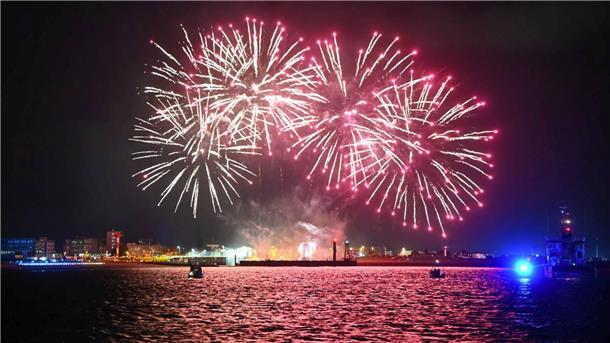 Der Sail-Sonnabend endete in Bremerhaven mit einer Drohnen-, Laser- und Feuershow. Für einige der Schaulustigen, die das Spektakel von Blexen aus beobachteten, dürfte der Abend ein teures Nachspiel haben