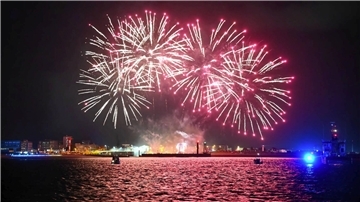 Der Sail-Sonnabend endete in Bremerhaven mit einer Drohnen-, Laser- und Feuershow. Für einige der Schaulustigen, die das Spektakel von Blexen aus beobachteten, dürfte der Abend ein teures Nachspiel haben