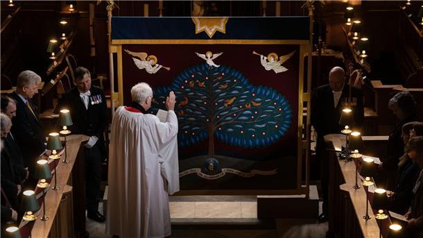Überblick zur Krönung: Treueschwüre und königliche Roben Der Salbungsschirm, der bei der Krönung verwendet wird, wurde bereits in der königlichen Kapelle im St. James’s Palace in London gesegnet.