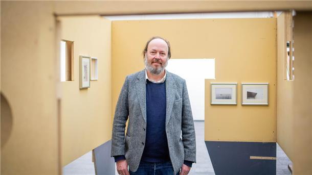 Renommierter Galerist schenkt dem Bremerhavener Kunstverein gut 40 Werke Der Sammler Alexander Schröder schenkt dem Bremerhavener Kunstverein gut 40 Arbeiten, eine ist der Sperrholz-Container von Manfred Pernice, in dem er steht.