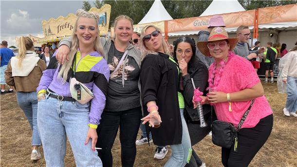 Der Samstag beim Sandstedter Sommer stand ganz im Zeichen von Schlager und Party...