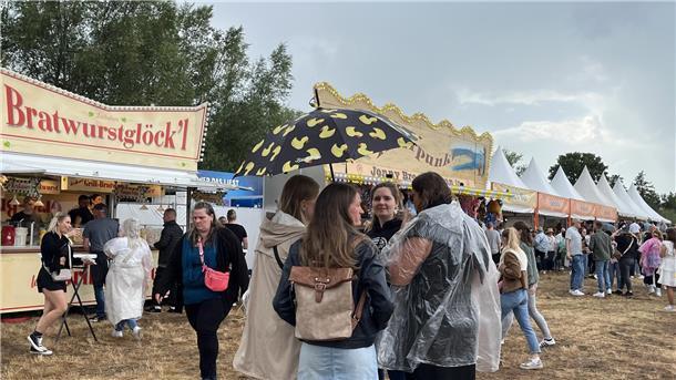Der Samstag beim Sandstedter Sommer stand ganz im Zeichen von Schlager und Party...