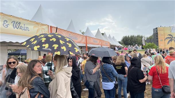 Der Samstag beim Sandstedter Sommer stand ganz im Zeichen von Schlager und Party...