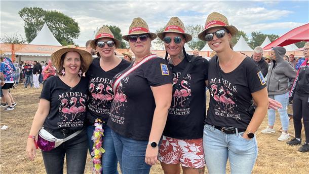Der Samstag beim Sandstedter Sommer stand ganz im Zeichen von Schlager und Party...