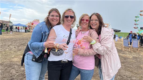 Der Samstag beim Sandstedter Sommer stand ganz im Zeichen von Schlager und Party...