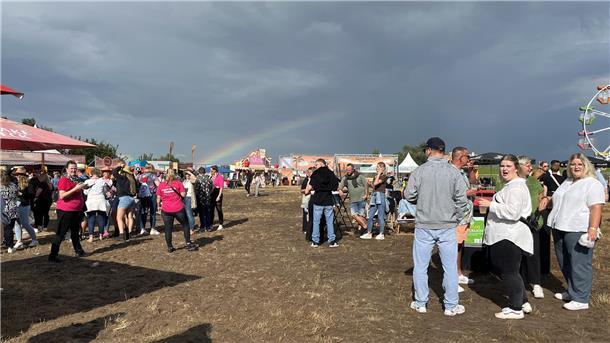 Der Samstag beim Sandstedter Sommer stand ganz im Zeichen von Schlager und Party...