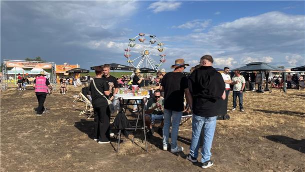 Der Samstag beim Sandstedter Sommer stand ganz im Zeichen von Schlager und Party...