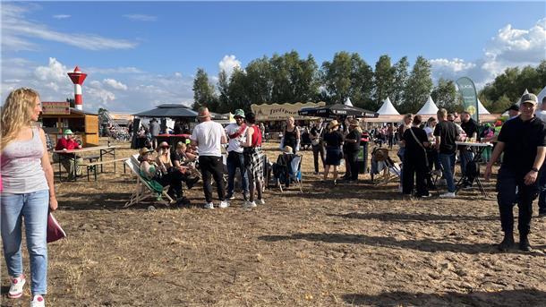 Der Samstag beim Sandstedter Sommer stand ganz im Zeichen von Schlager und Party...