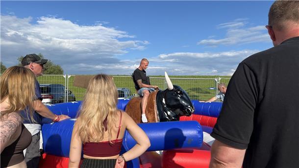 Der Samstag beim Sandstedter Sommer stand ganz im Zeichen von Schlager und Party...