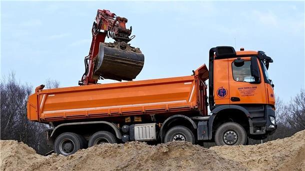 Bilderstrecke von der A27-Baustelle: Das sind die großen Baufahrzeuge Der Sand aus der Baugrube wurde von Lkw zum Parkplatz Harmonia transportiert und dort zwischengelagert.